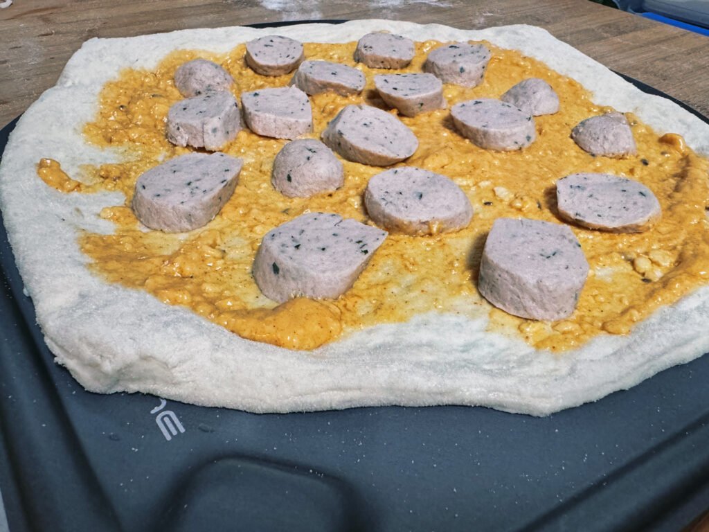 Weißwurst Pizza belegt, noch nicht gebacken