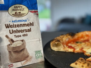 Hofer Mehltest Pizza mit luftigen Rand und Mehlverpackung