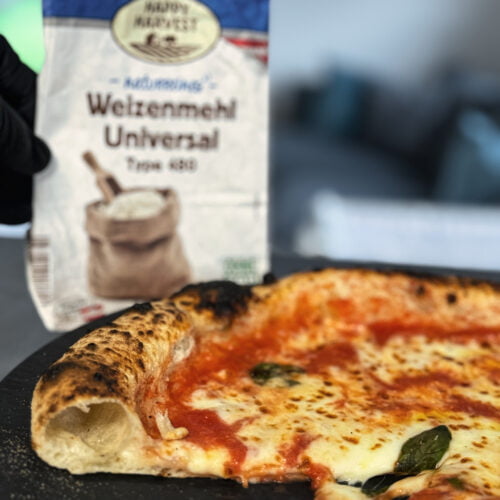 Hofer Mehltest fertige Pizza Margherita luftiger Rand anschnitt