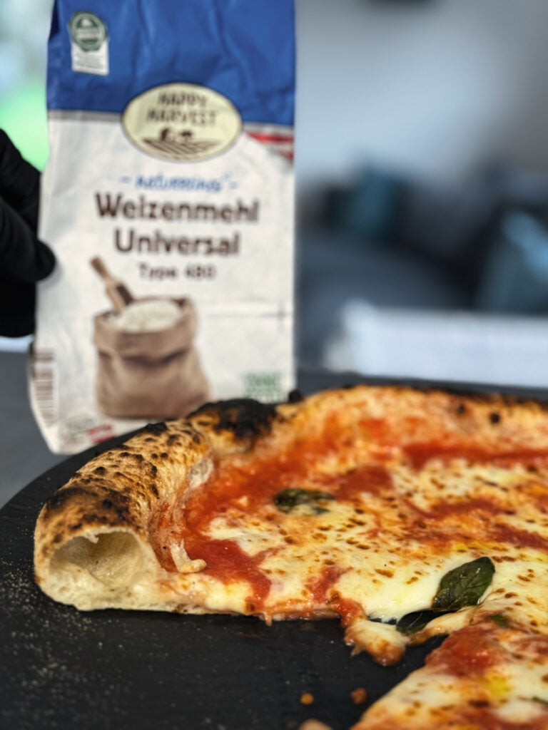 Hofer Mehltest fertige Pizza Margherita luftiger Rand anschnitt