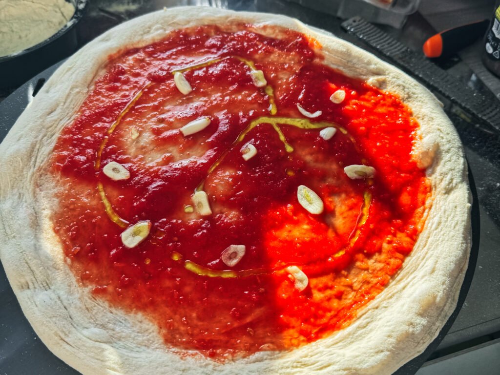 Marinara Pizza belegt mit Tomatensauce und Knoblauch