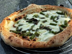 grüne Spargelpizza fertig gebacken ohne Proscuitto
