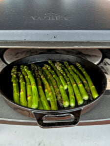 grüner Spargel in der Bratpfanne