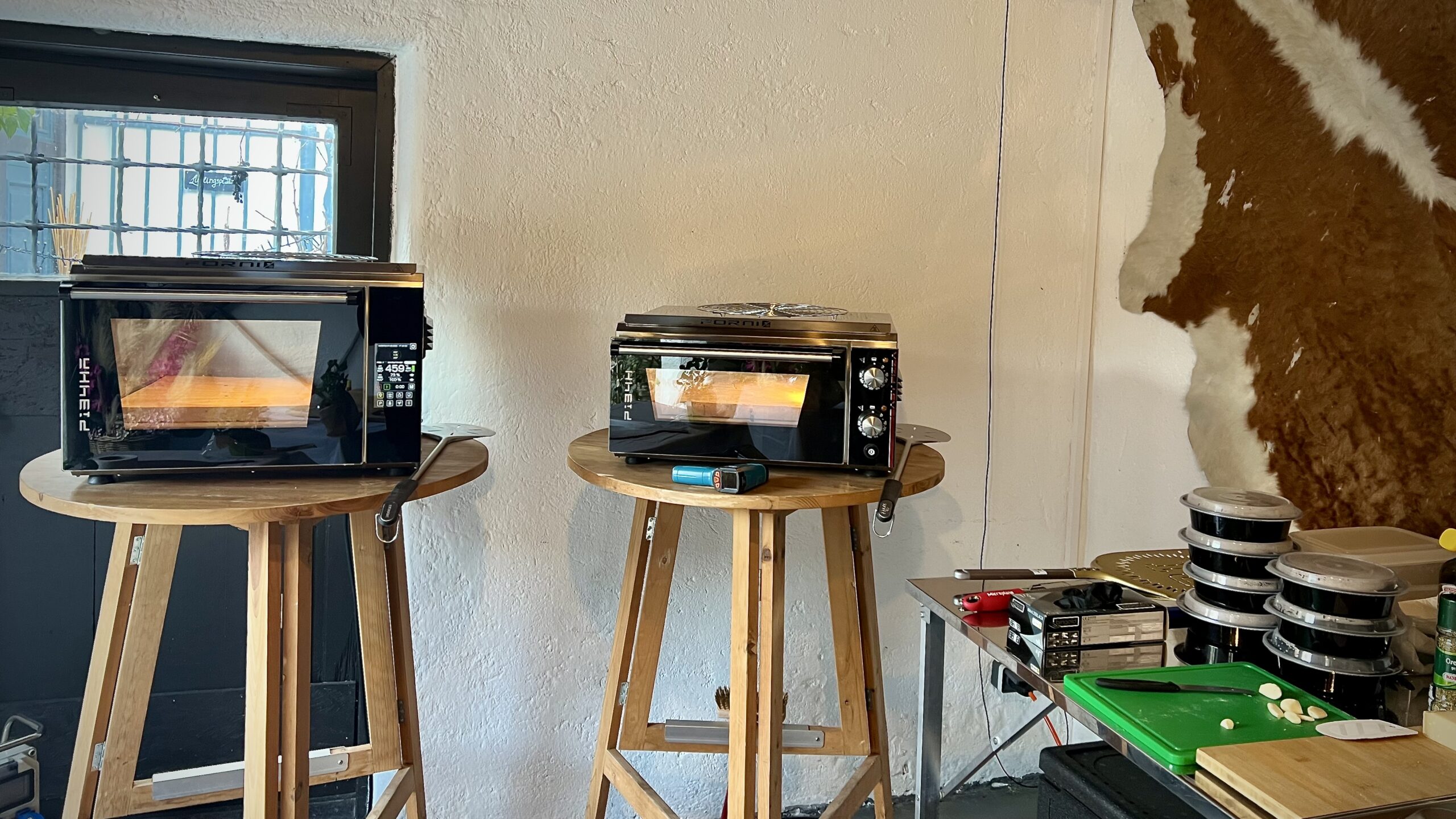 2 Effeuno elektrische Pizzaöfen mit Vorbereitung für eine Pizzaparty