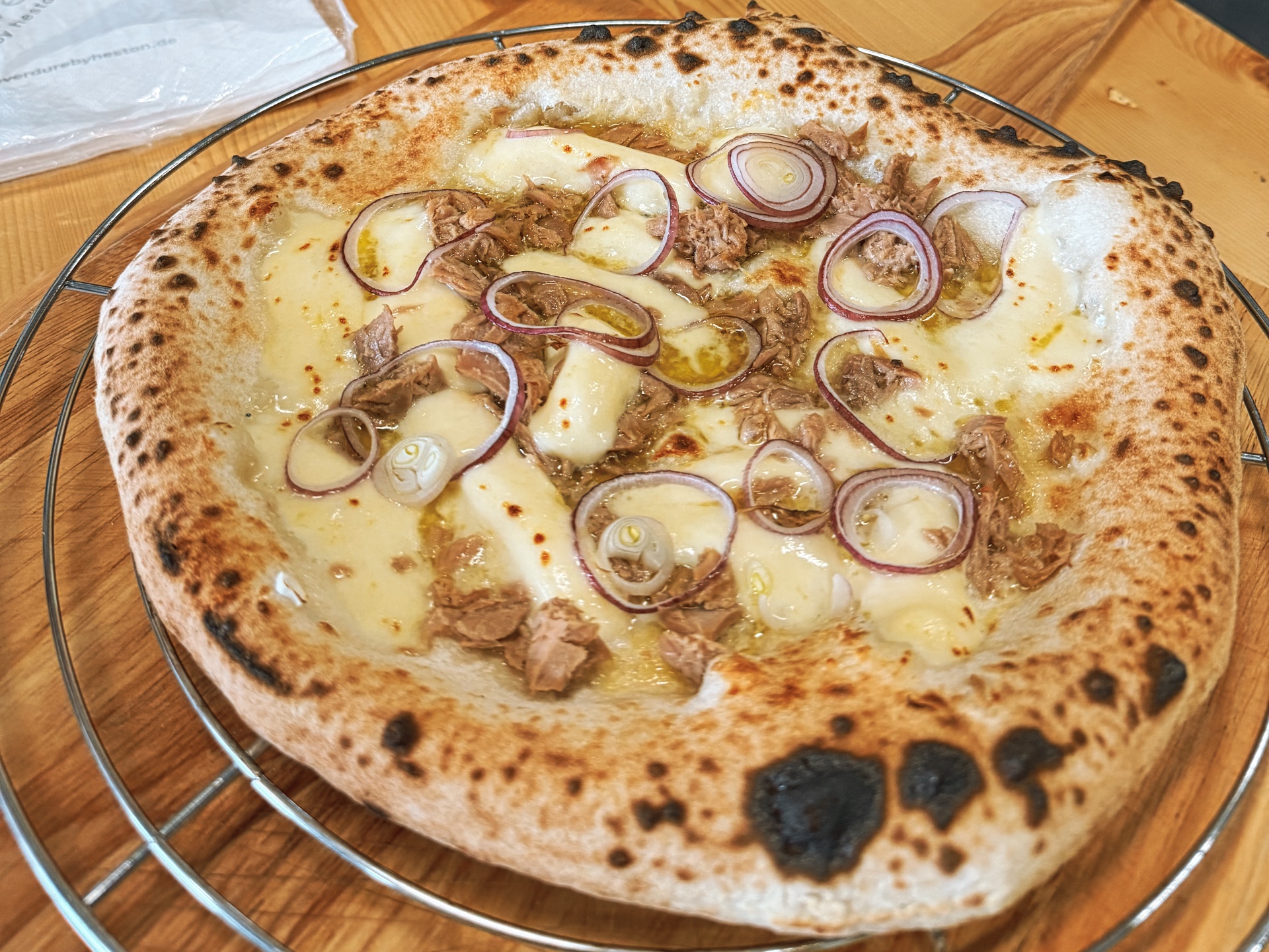 Pizza mit Thunfisch und Zwiebeln – Rezept für Pizza Bianca