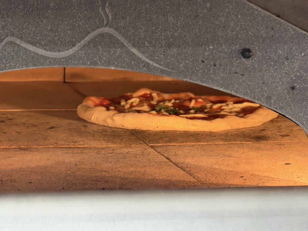 Pizza wird gebcken im Izzo Forni IZ9 Pizzaofen auf der Host Milano 2025