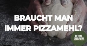 Teigballen mit Mehl wird mit der Hand geknetet