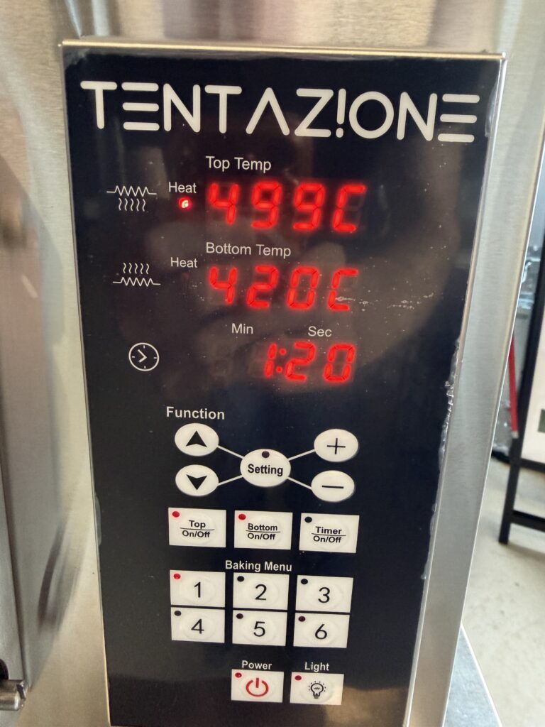 Digitales Display des Tentazione GT4 Max mit Temperaturanzeige für Ober- und Unterhitze