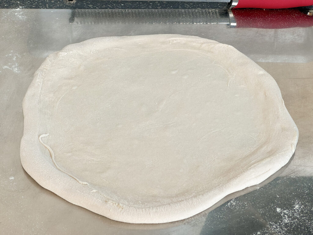 Pizzateig ausgebreitet ohne Belag - Pizza richtig belegen