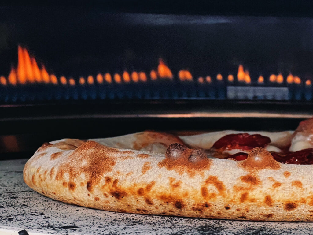 neapolitanische Pizza backen im Pizzaofen