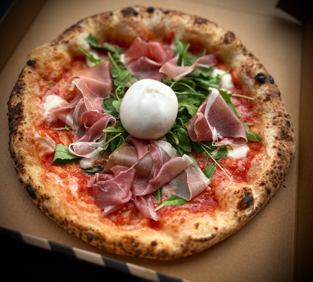 Pizza mit Crudo und Burrata