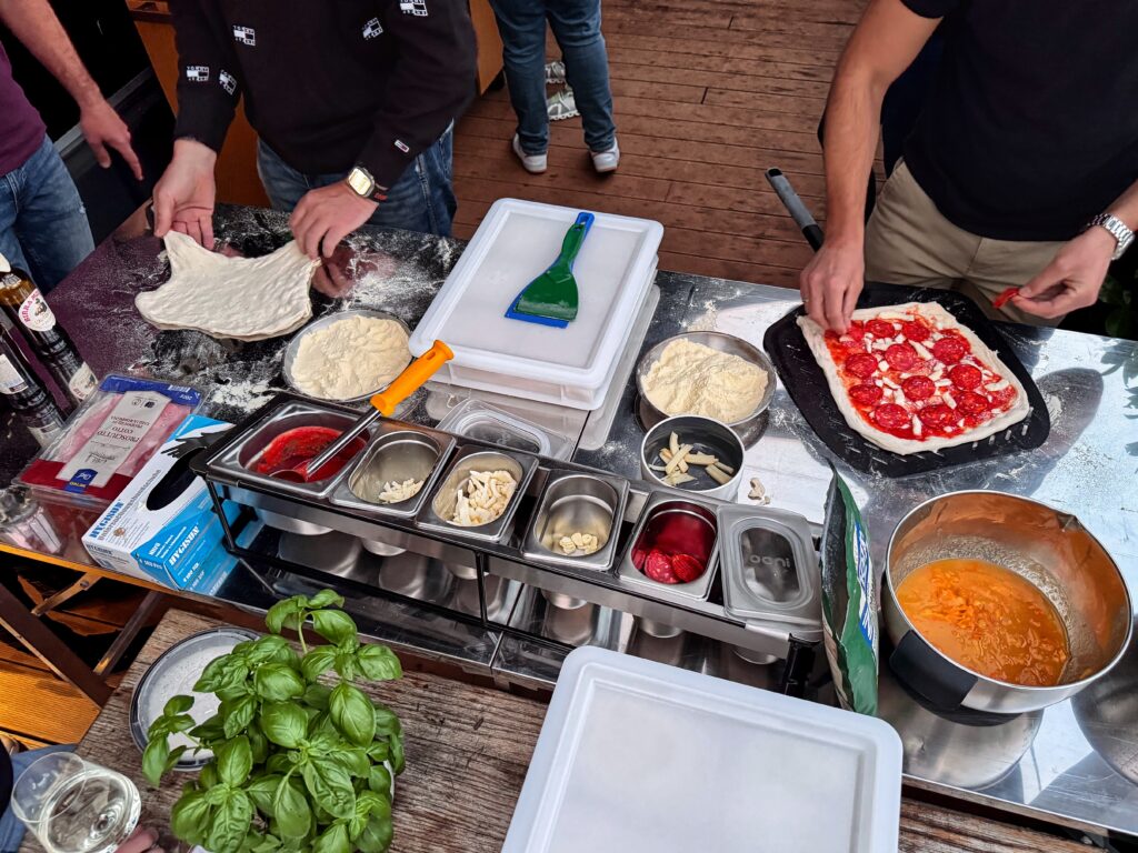 Pizza Vorbereiten, Mise en Place beim Pizza backen - Ein Tisch voller Zutaten
