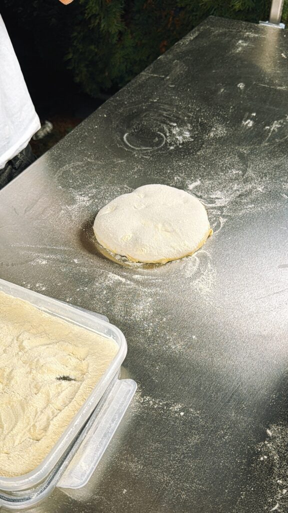 Teigling auf der Edelstahlplatte – erst als Ballen