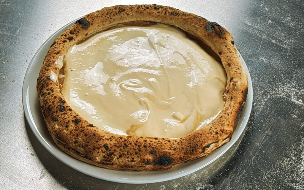 Mascarponecreme gleichmäßig auf den Boden verstrichen