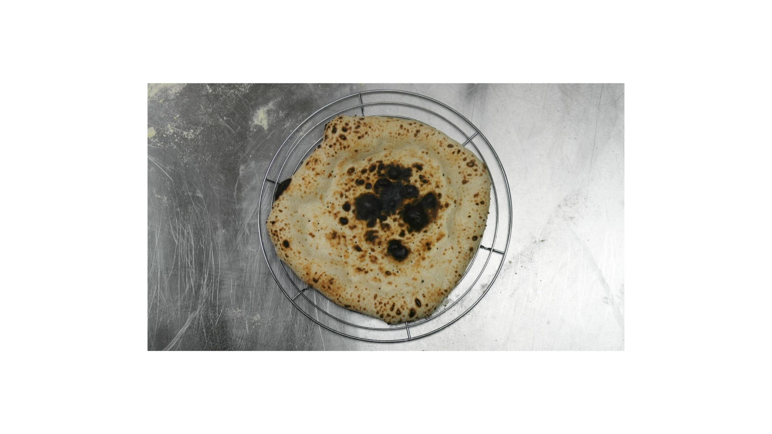 Pizzaboden nach der Gabel-/Spachtel-Methode – gleichmäßig gebacken mit kleinen dunklen Punkten