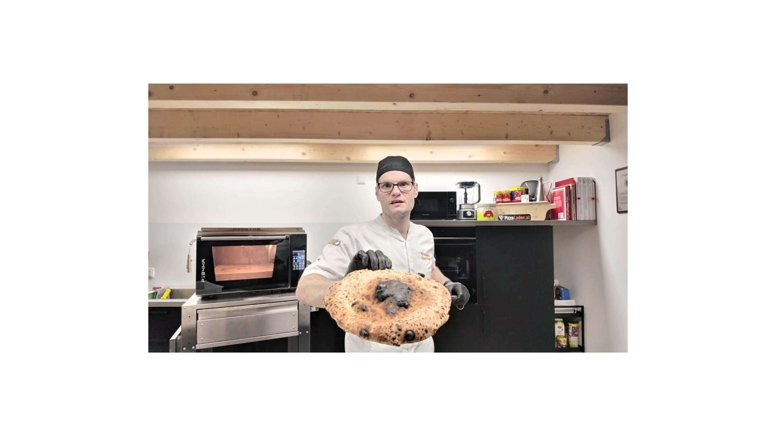 Klausi hält einen verbrannten Pizzaboden – das Resultat ohne jede Methode beim blind backen