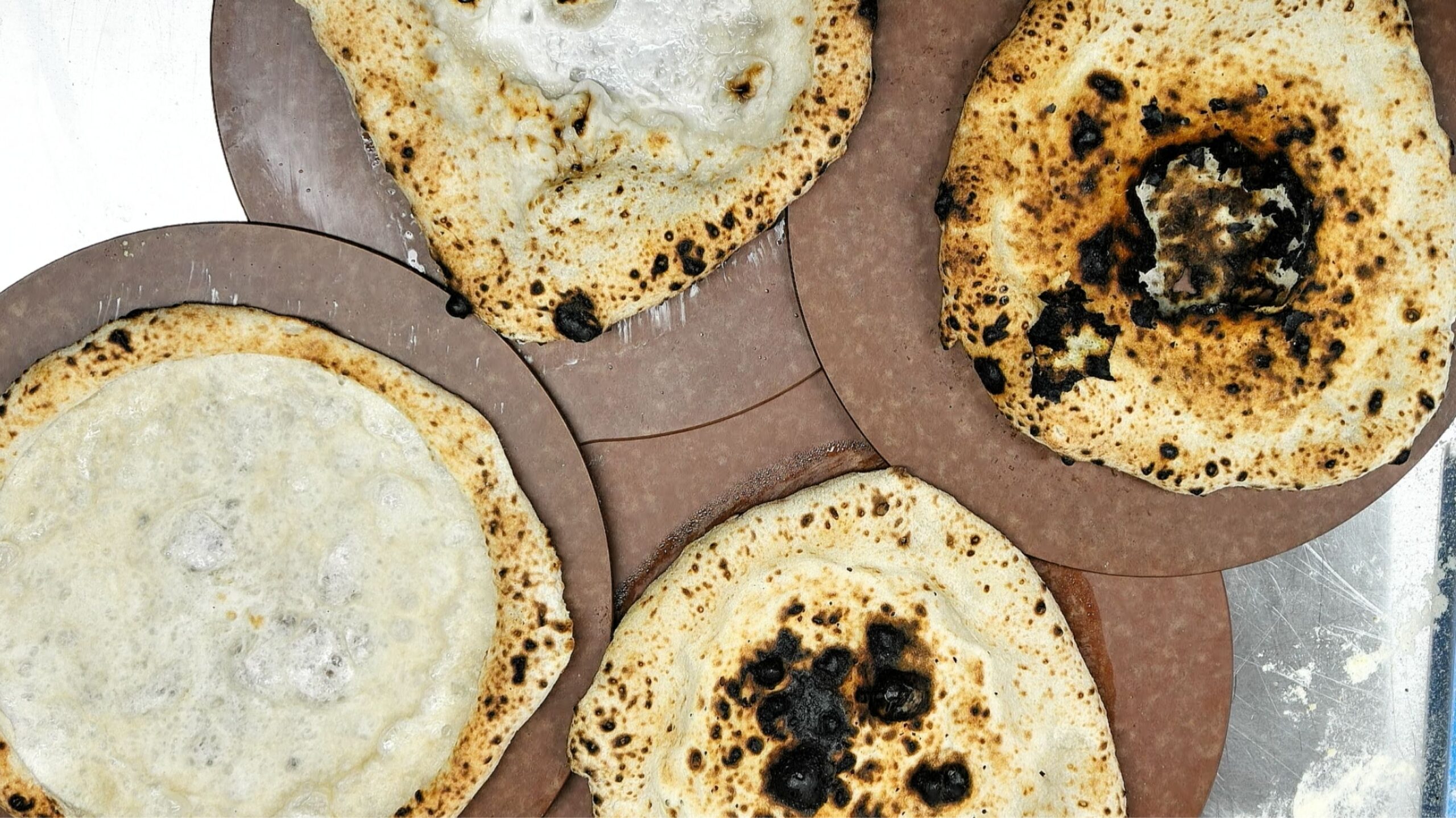 Vier vorgebackene Pizzaböden im Vergleich – ohne Methode, Eiswürfel, Gewicht, Gabel