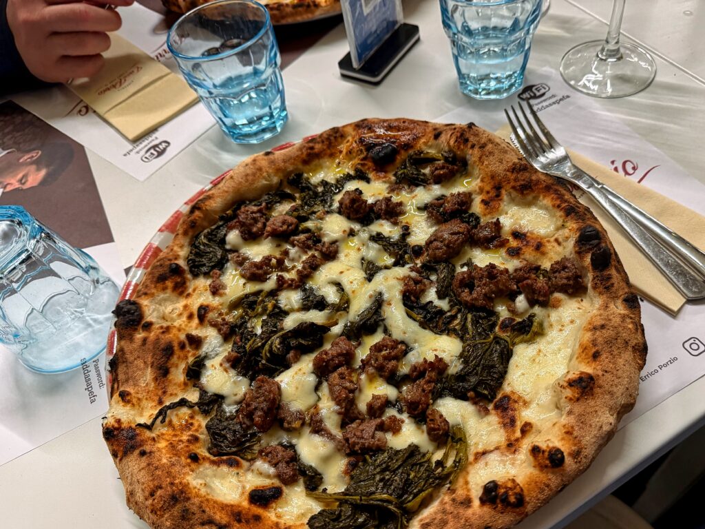 Pizza bei der Pizzeria Errico Porzio Lungomare in Neapel – der erste Pizzaabend