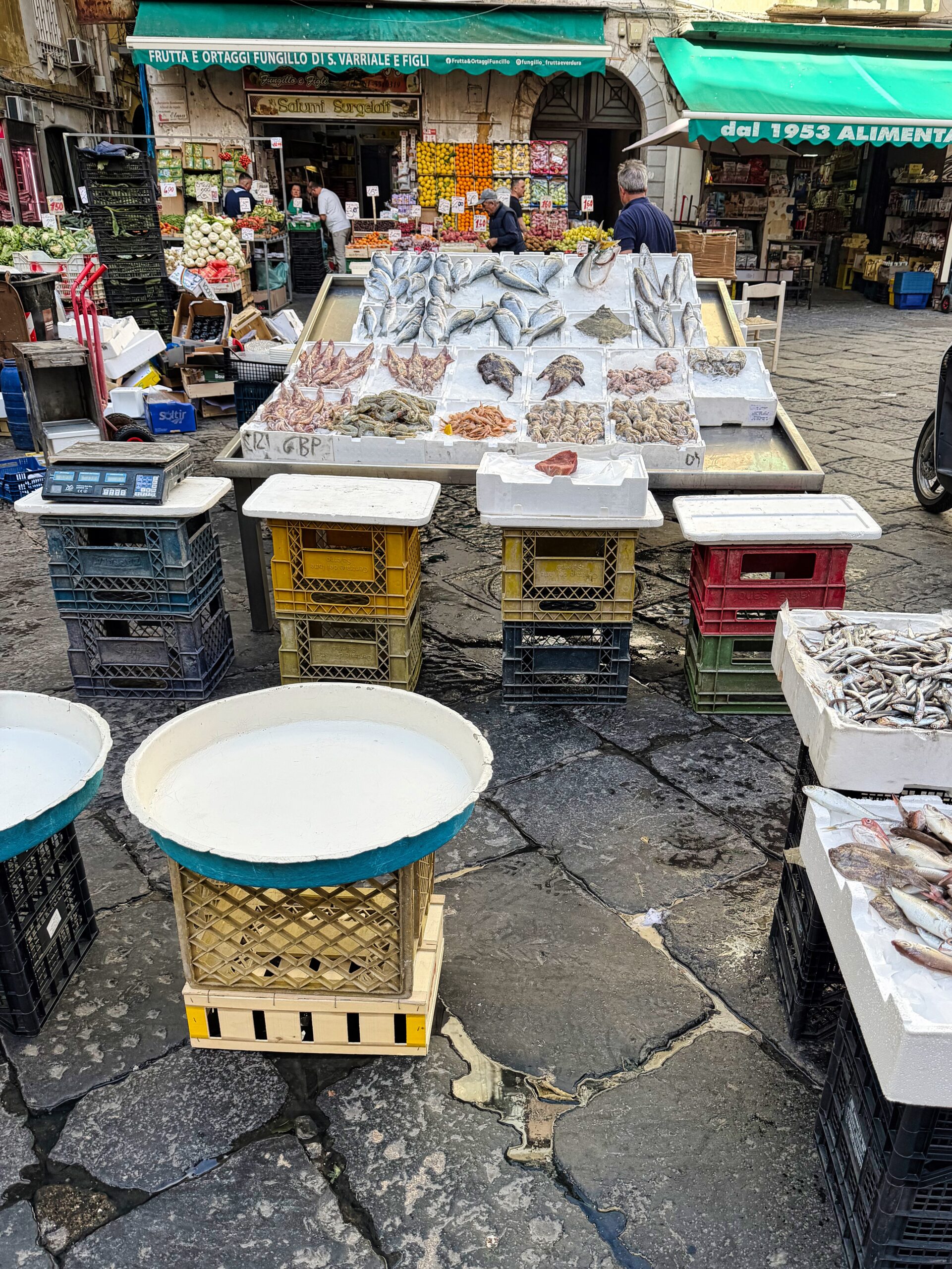 Frischer Fisch auf Eis beim Fischmarkt in Neapel – Meeresfrüchte, Tintenfisch und Sardinen
