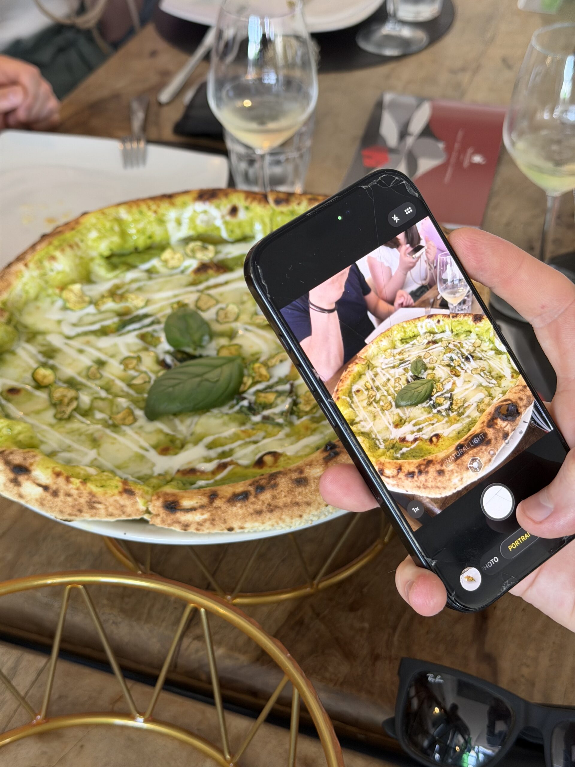 Neapolitanische Pizza aus dem Holzofen am Lido Nettuno – eine der besten Pizzen der ganzen Reise - Zucchini PIzza