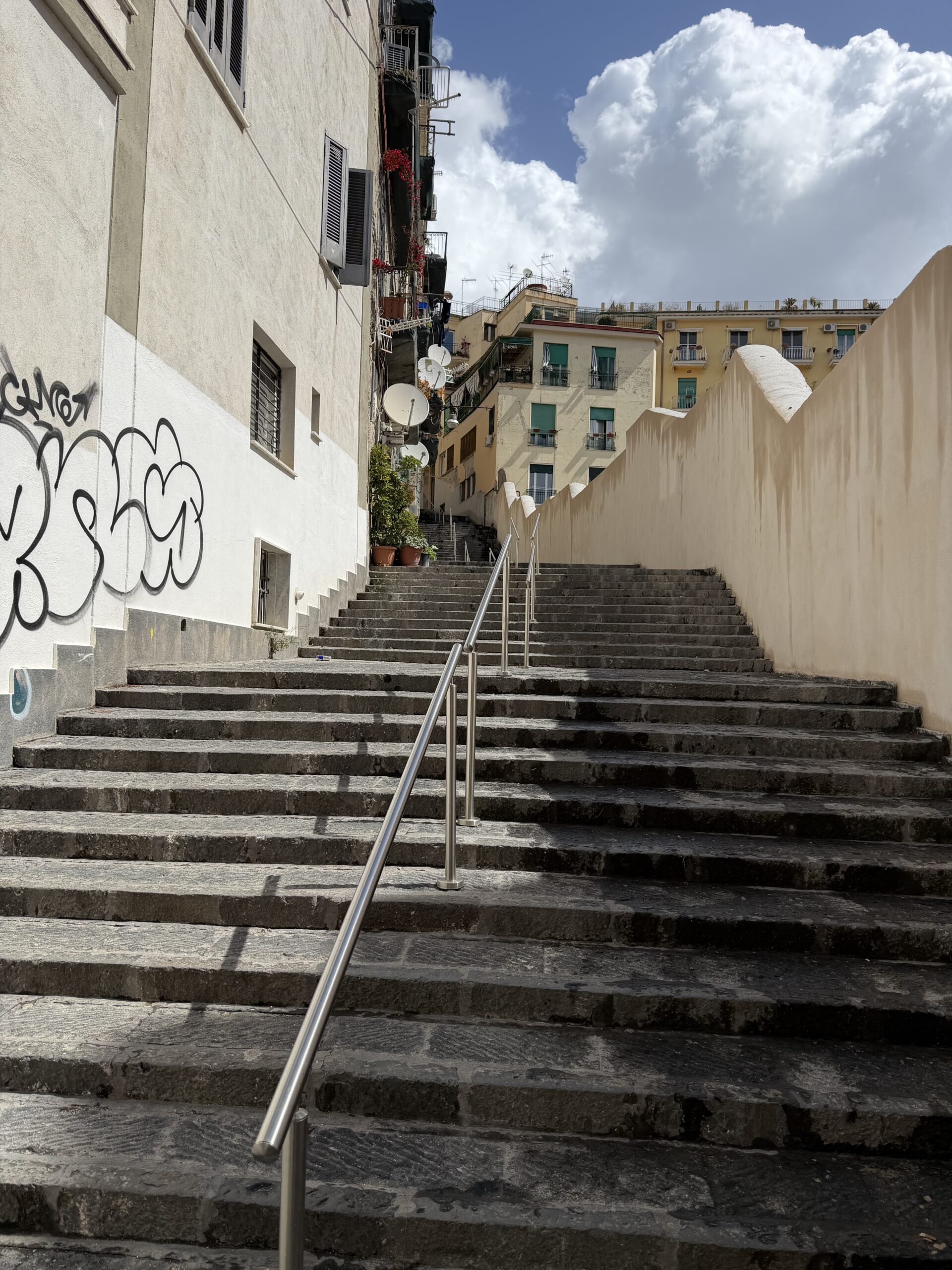 Treppen im Vomero-Viertel auf dem Weg zu Sogni di Latte – viele Stufen, volles Programm