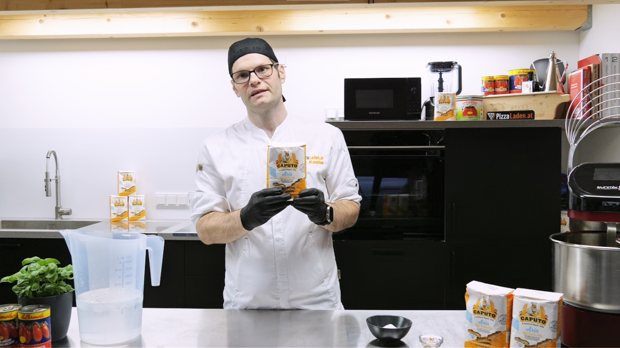 Klausi hält die Caputo Aria Mehlpackung – Zutaten für den Teig: Mehl, Eiswasser, Salz, Hefe