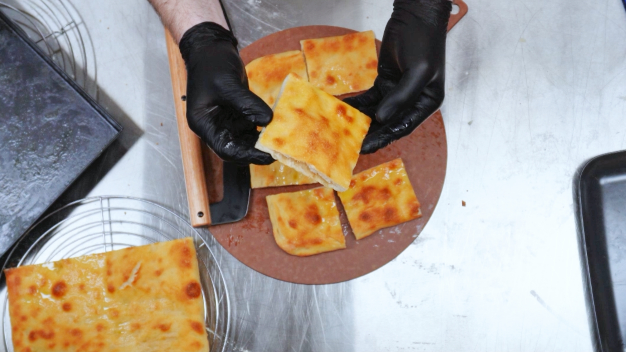 Fertige Focaccia aus dem Ofen: goldbraun, luftig, in Stücke geschnitten