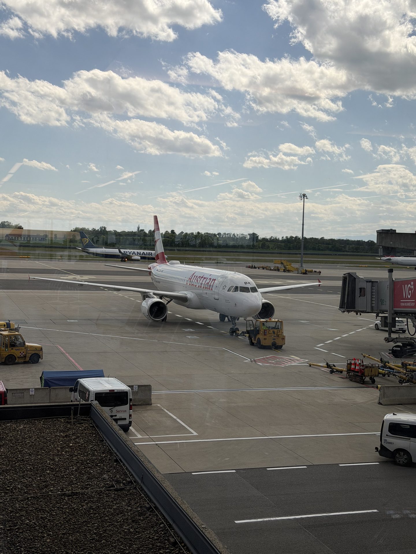 Austrian Airlines Flugzeug am Flughafen Wien Schwechat vor dem Abflug nach Neapel