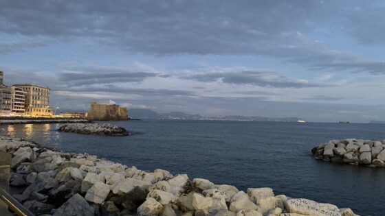 Blick auf die Bucht von Neapel mit Castel dell Ovo und dem Vesuv im Hintergrund