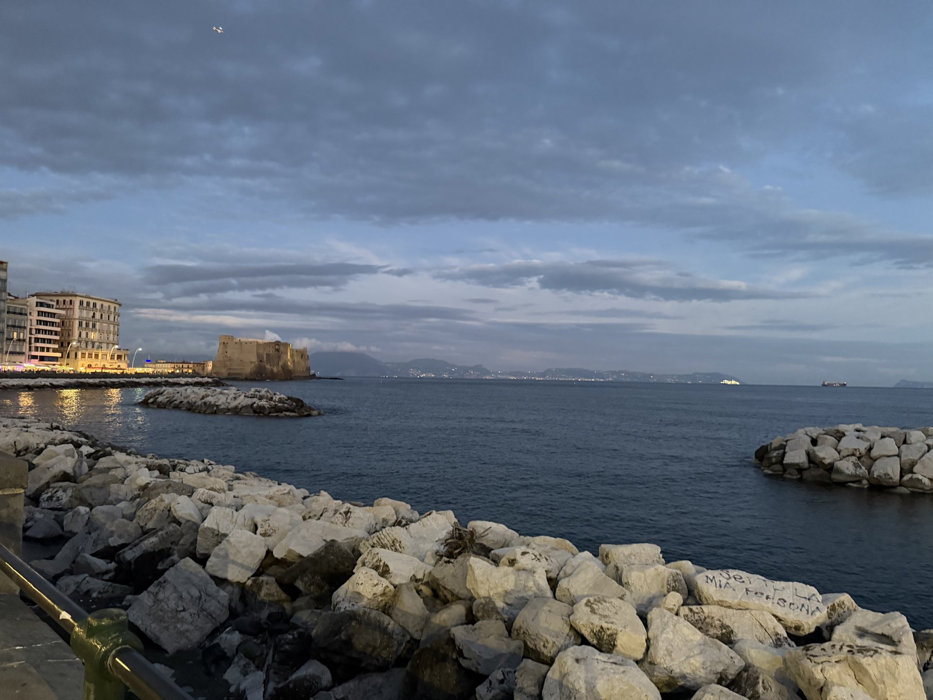 Blick auf die Bucht von Neapel mit Castel dell Ovo und dem Vesuv im Hintergrund