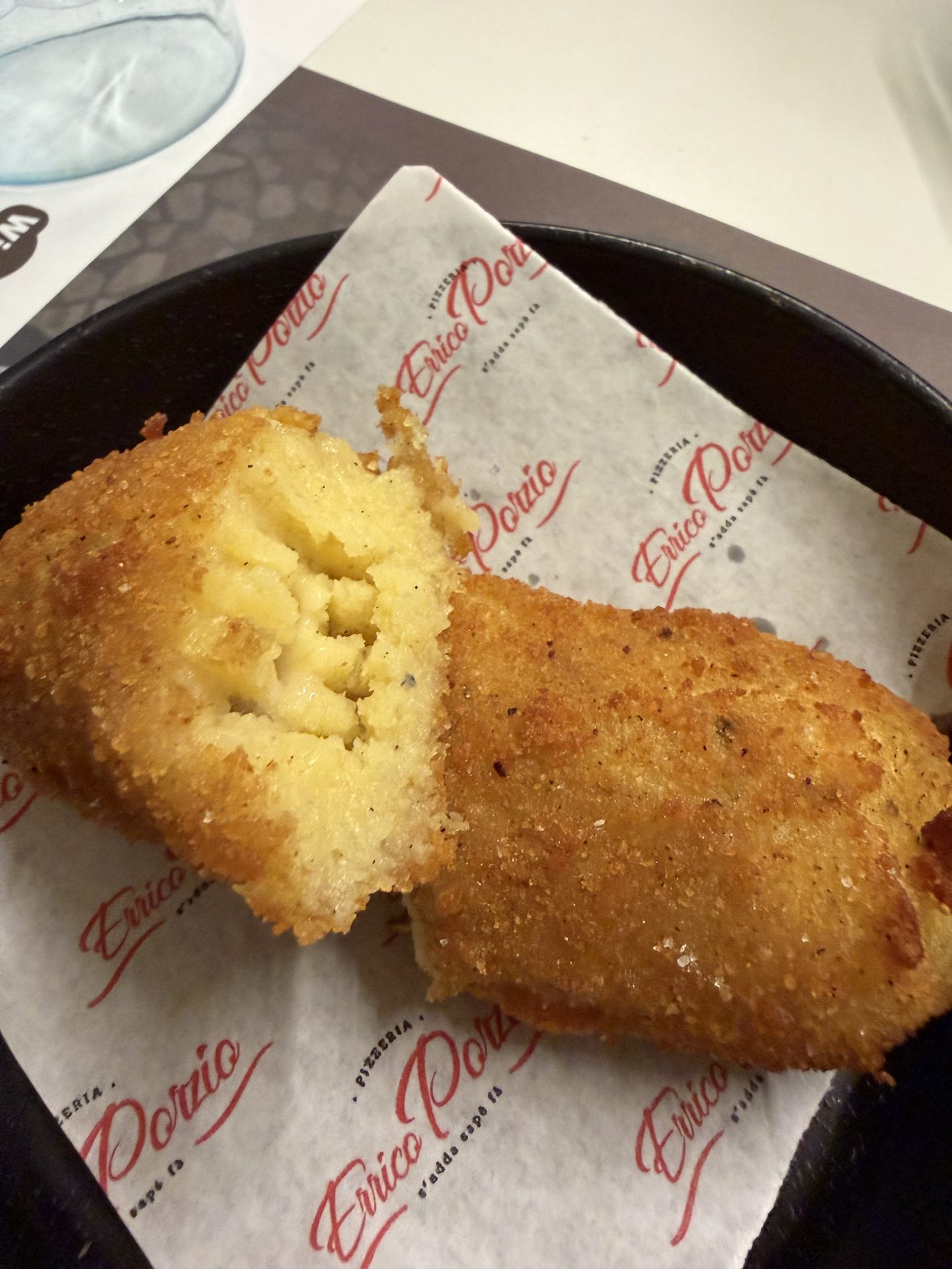 Crocche – frittierte Kartoffelkrokette von der Pizzeria Errico Porzio in Neapel