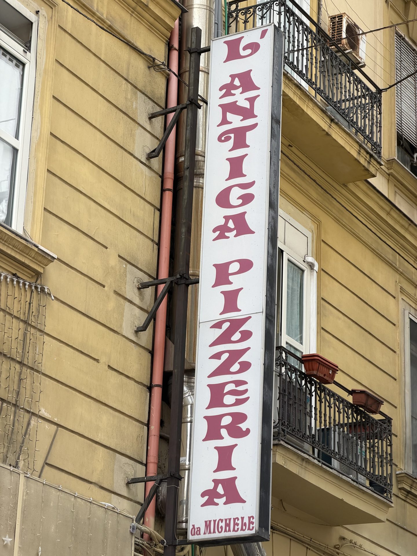Das ikonische Schild der L'Antica Pizzeria da Michele in Neapel