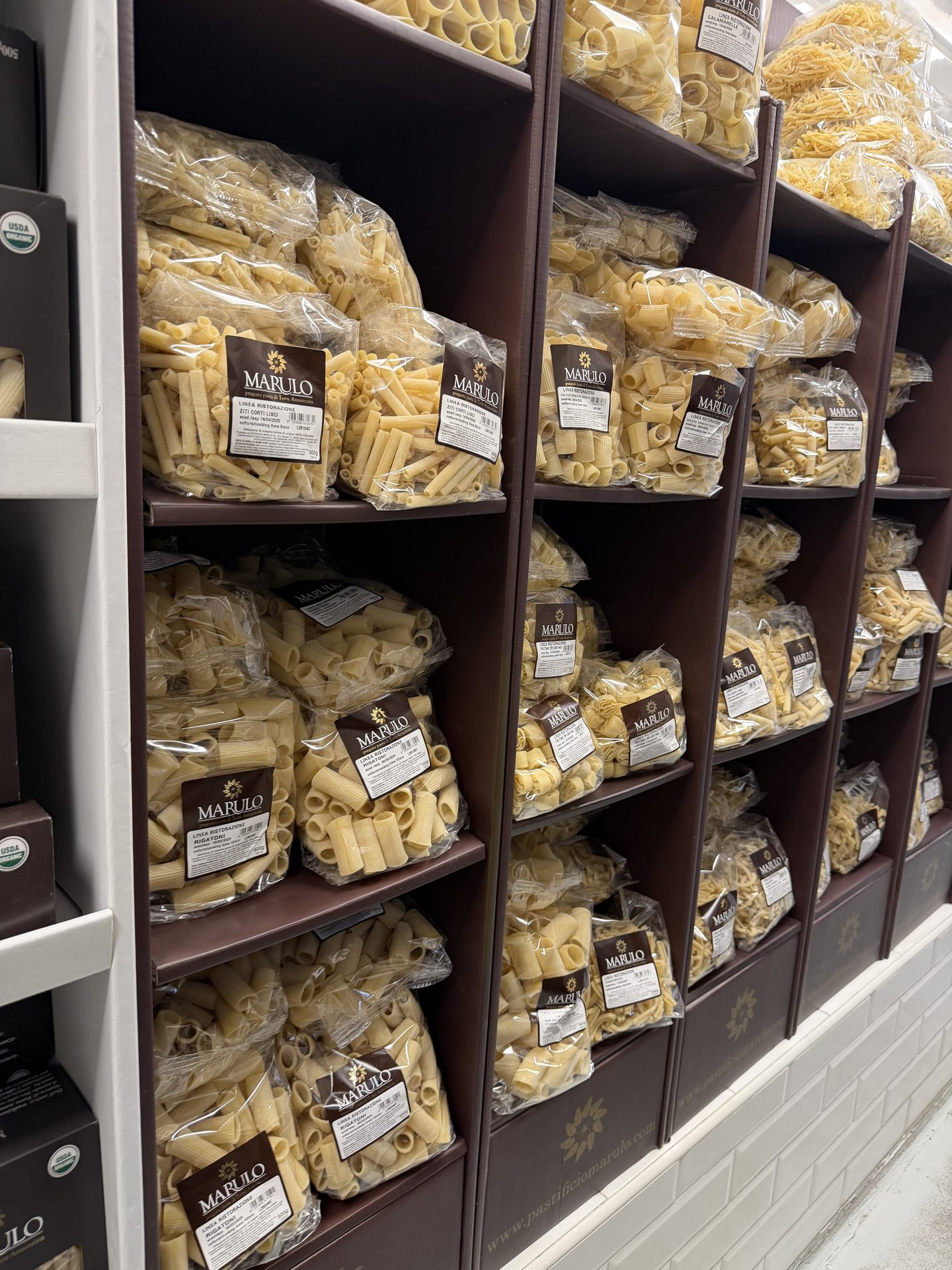 Pasta-Sortiment der Manufaktur Marulo in Boscoreale – von Spaghetti bis Rigatoni und Neptun-Form
