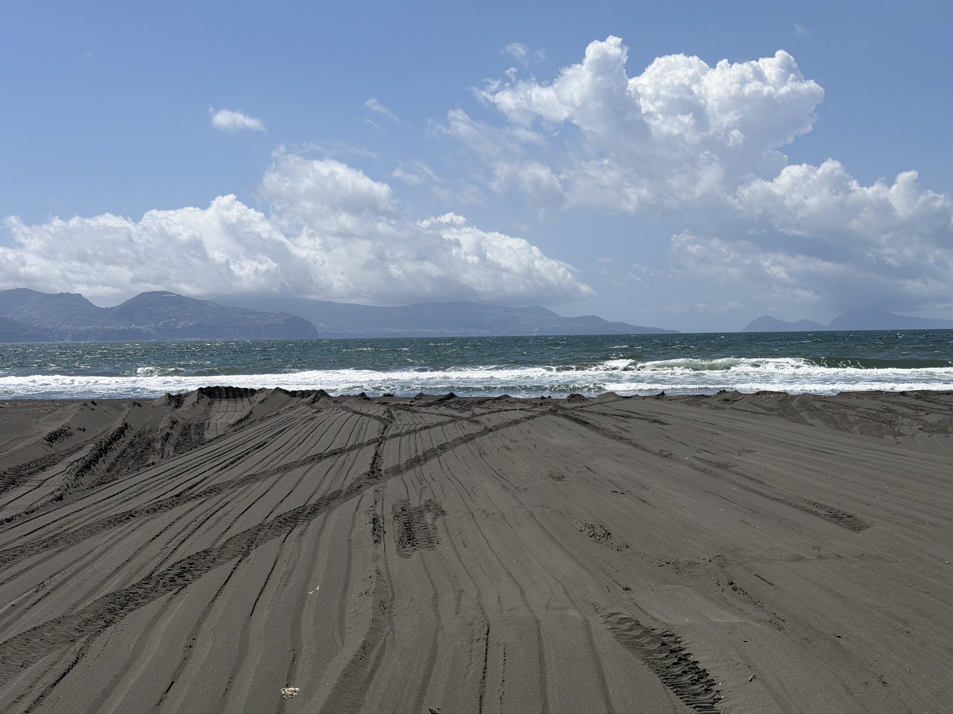 Schwarzer Sandstrand des Lido Nettuno nahe Boscoreale mit Blick auf die Bucht von Neapel