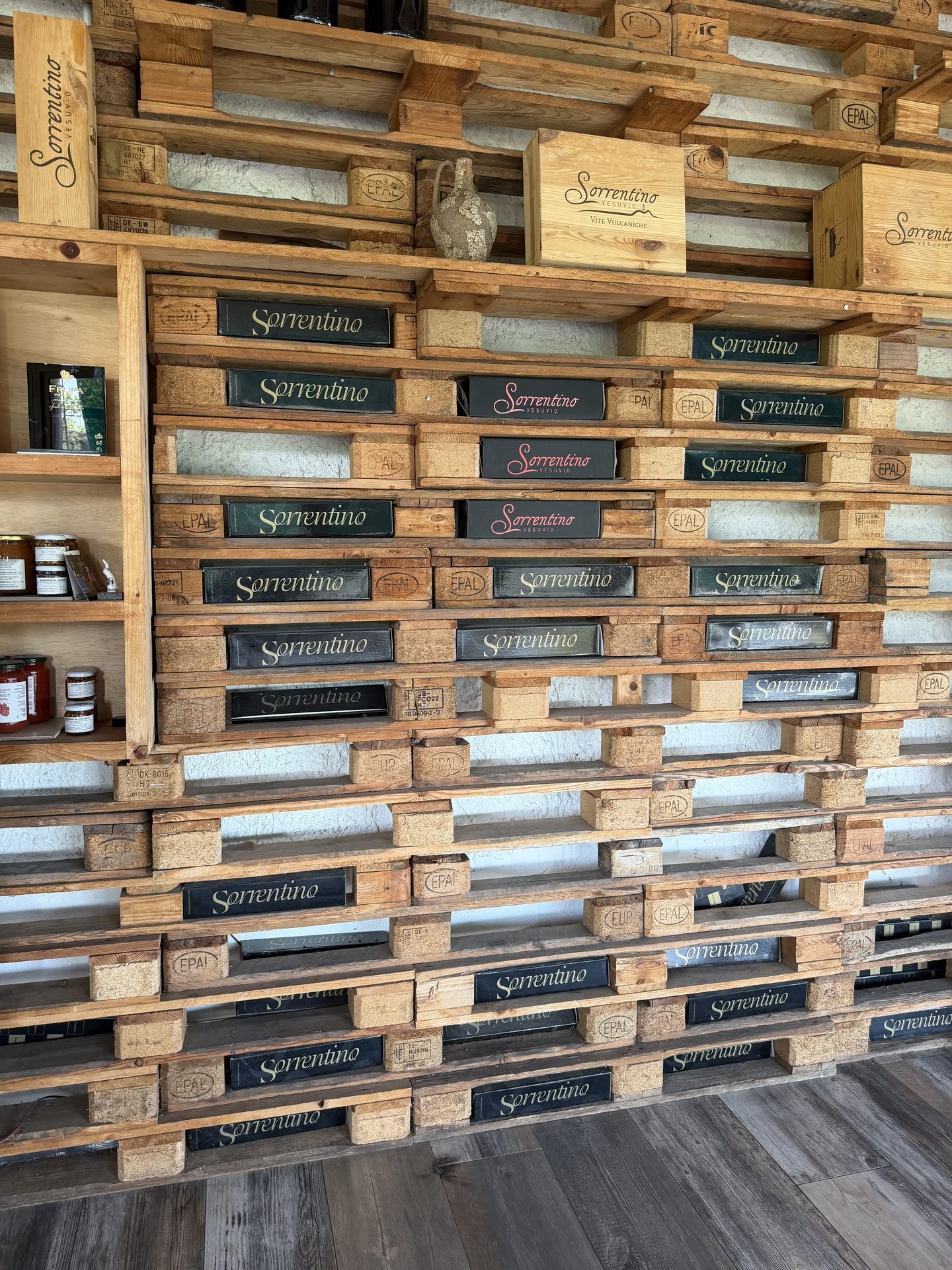 Weinkeller des Weinguts Sorrentino am Vesuvio – Weinboxen als Wandverkleidung