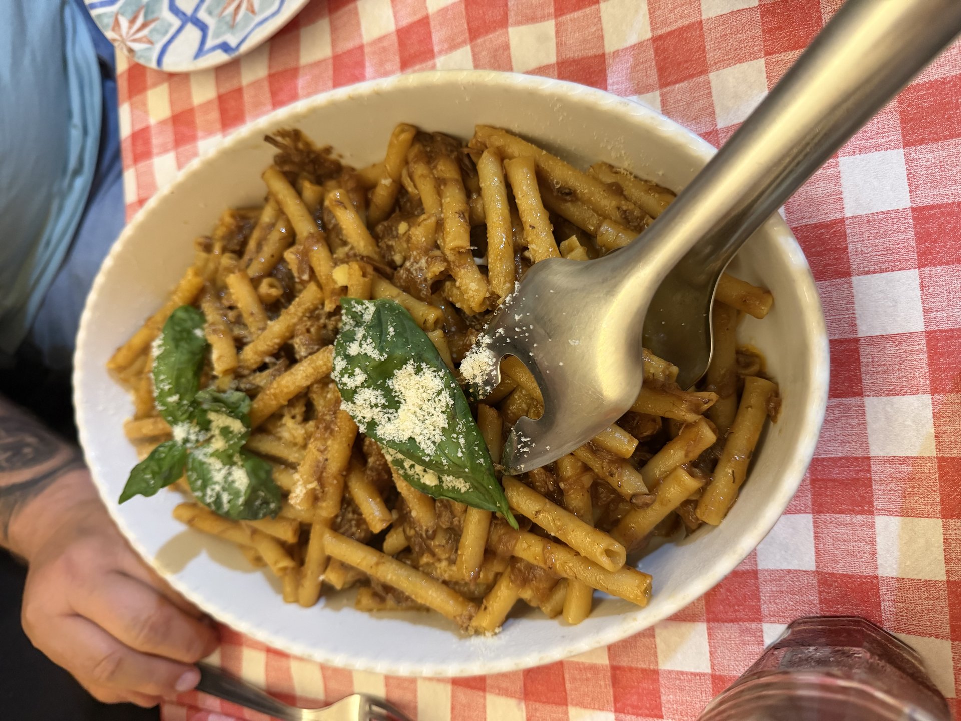 Pasta Genovese – slow-cooked Zwiebelragù in der Trattoria A Cucina ra casa mia, Neapel