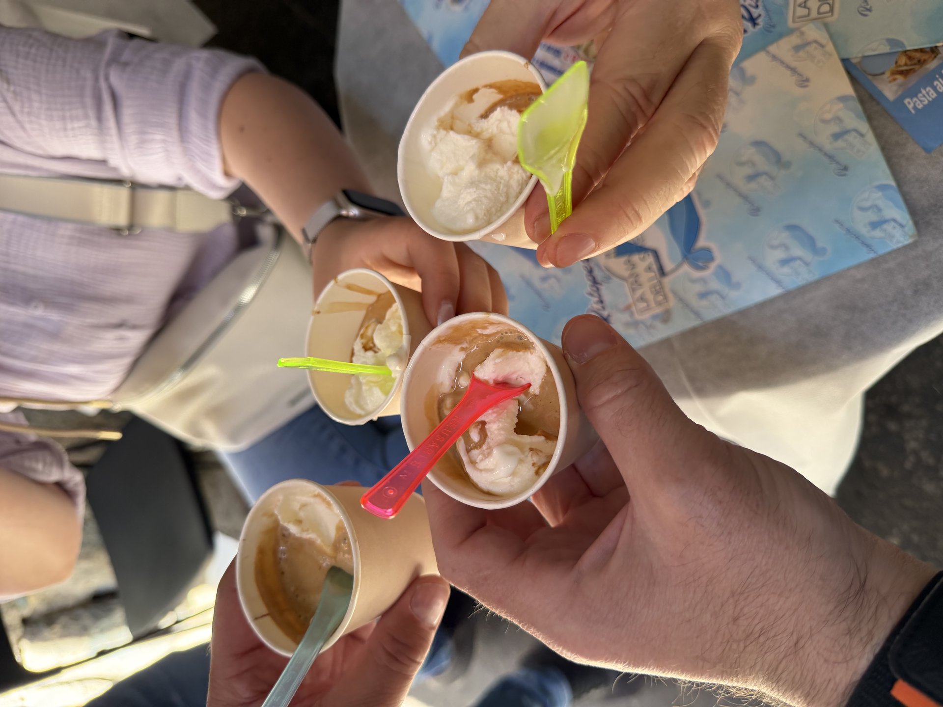 Affogato napoletano: Fior di Latte Eis mit frischem Espresso aus dem Siebtraeger