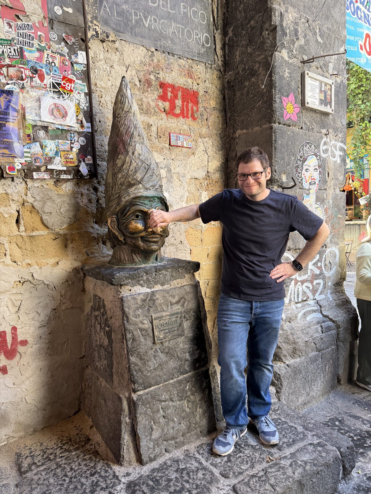 Mit der Pulcinella-Statue in Neapel – der Legende nach bringt das Reiben der Nase Glück