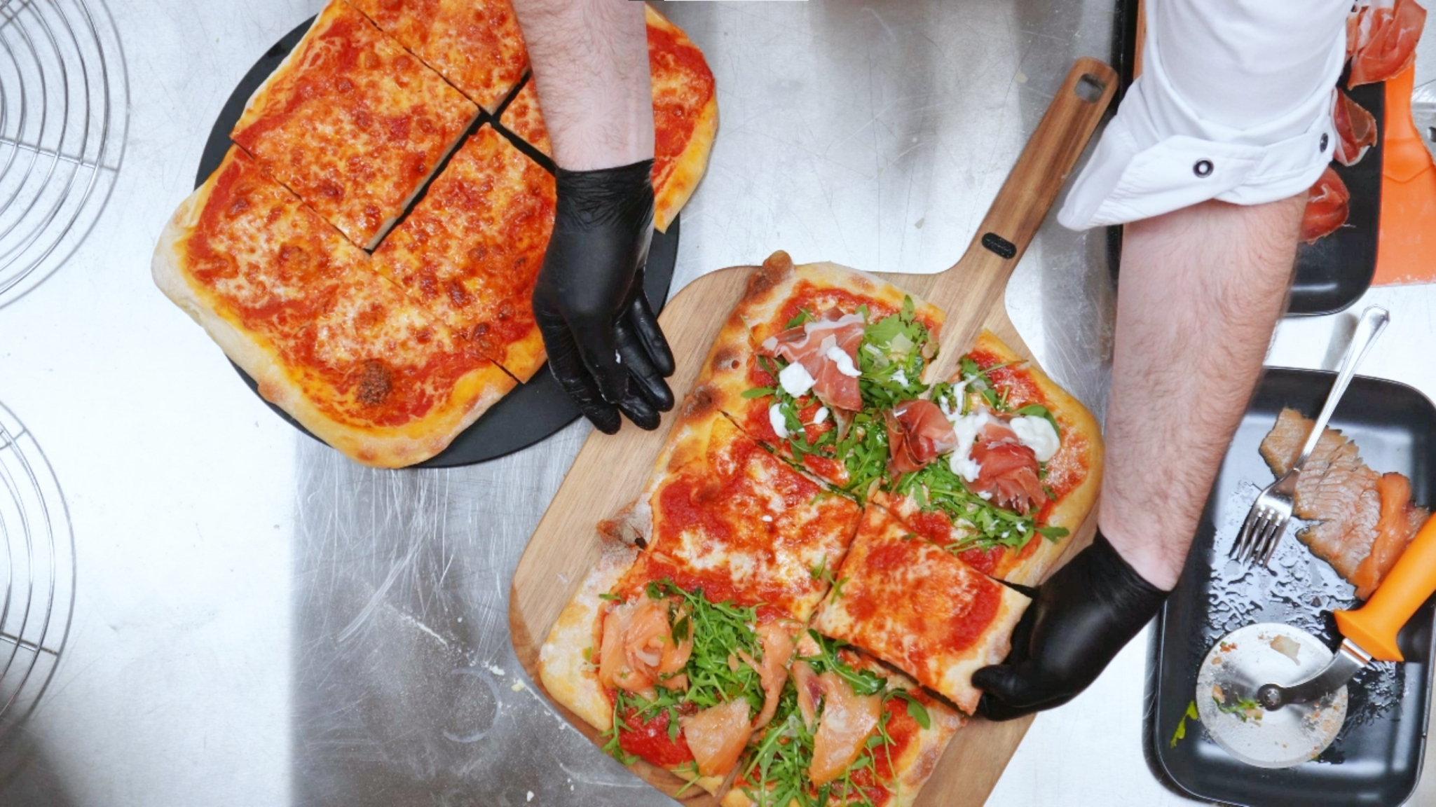 Pizza al taglio und Pizza in teglia nebeneinander – Vergleich Doppelback-Methode vs. direkt belegt