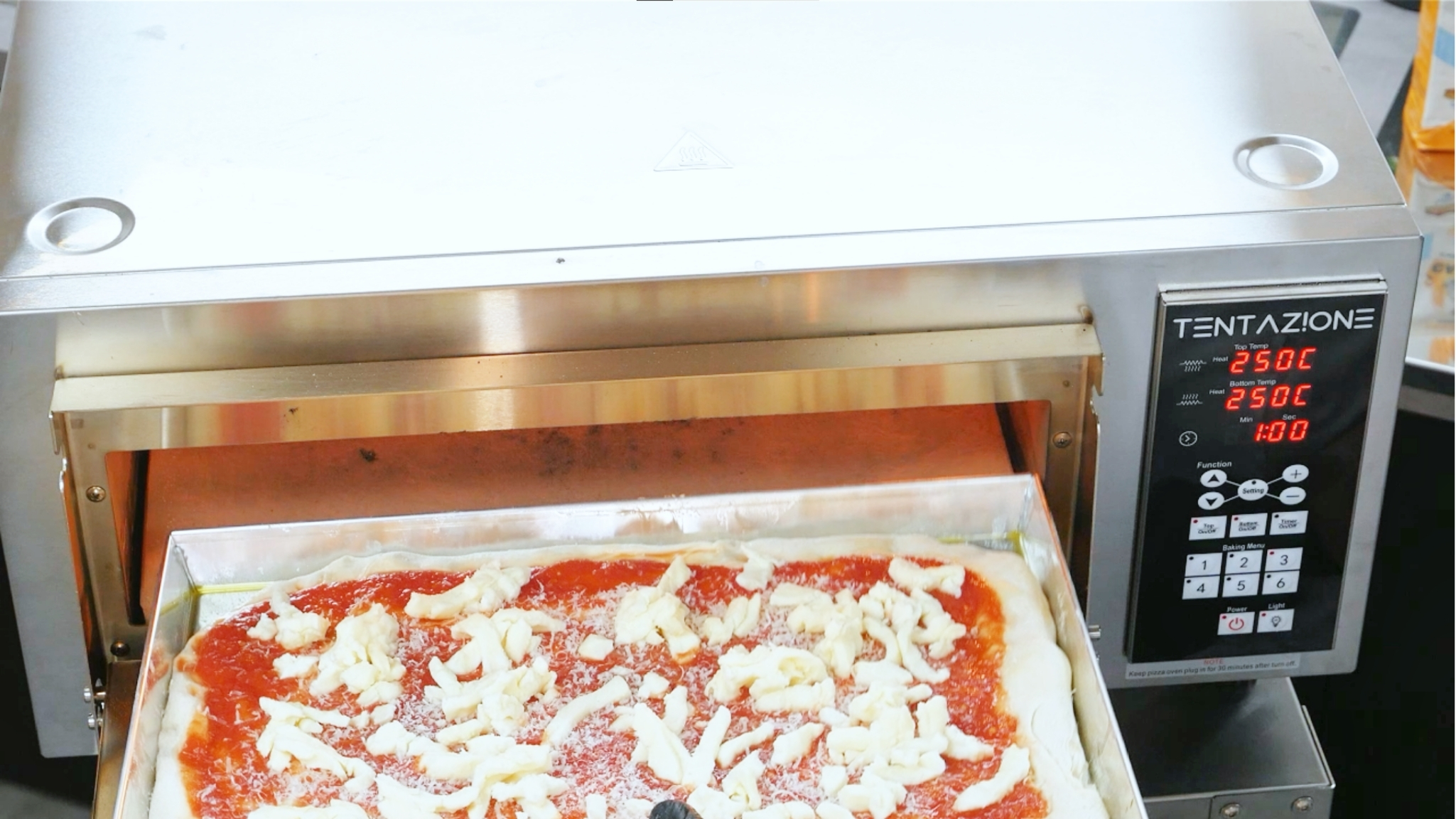 Pizza in teglia kommt in den Tentazione GT4 Max bei 250 °C – direkt belegt
