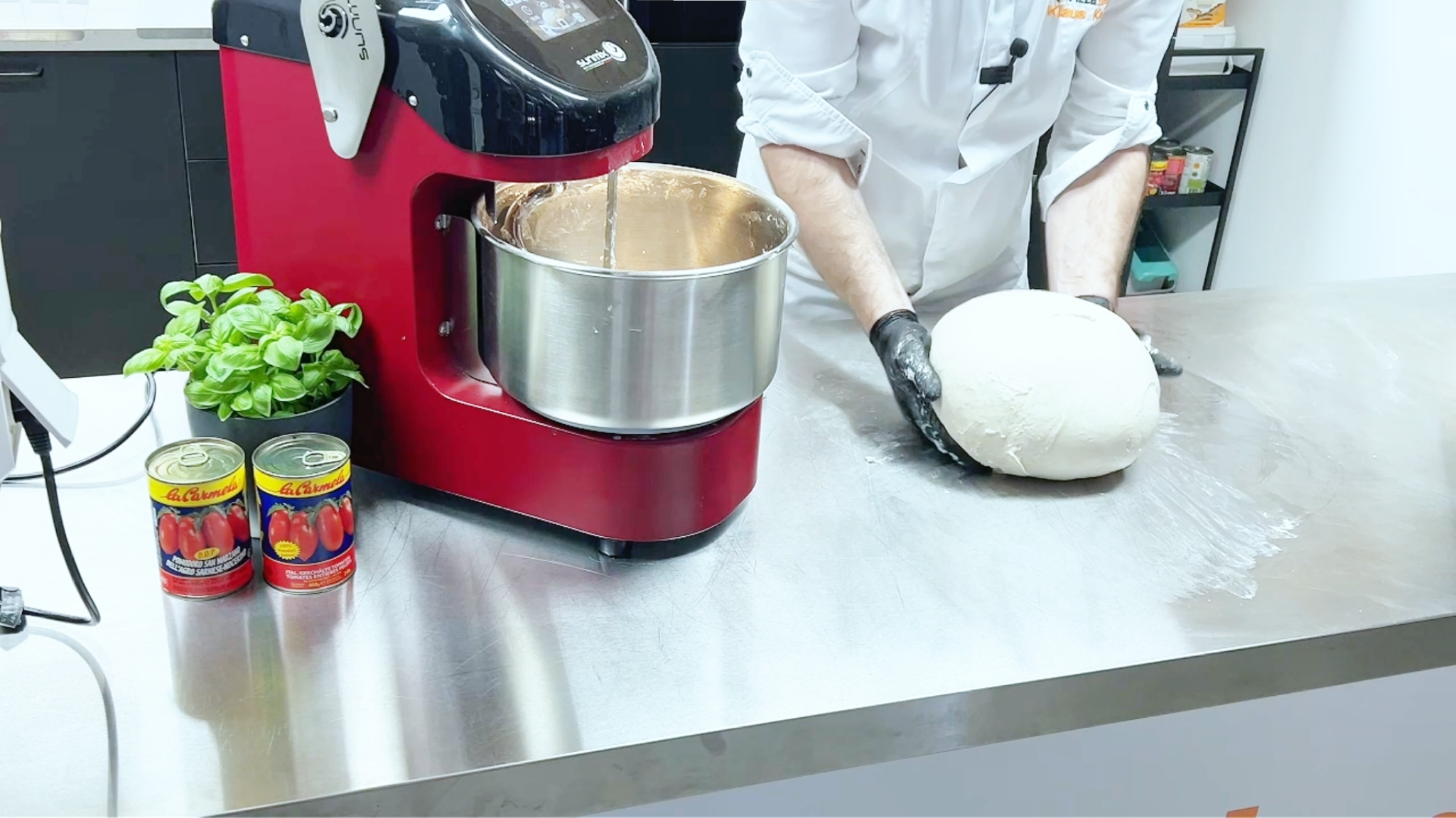Fertig gekneteter Pizzateig als Kugel vor der Stückgare – SunMix Evo im Hintergrund