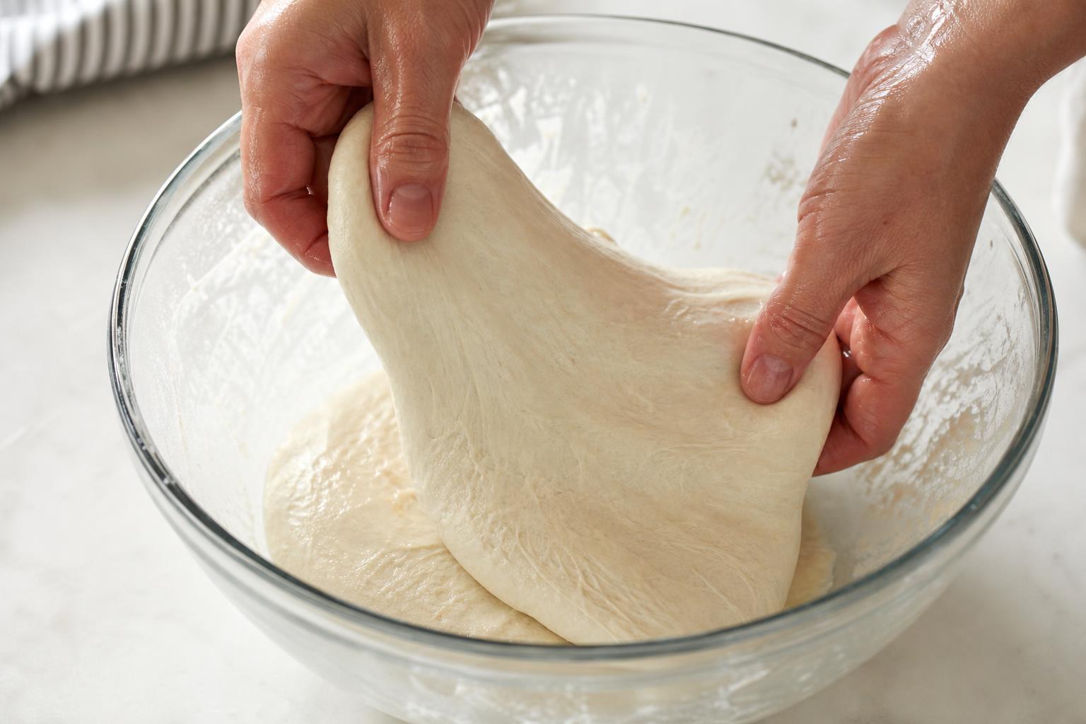 Stretch and Fold Technik – Pizzateig in der Glasschüssel dehnen und falten