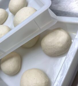 Braune Punkte im Pizzateig: Mangel oder Qualitätsmerkmal?
