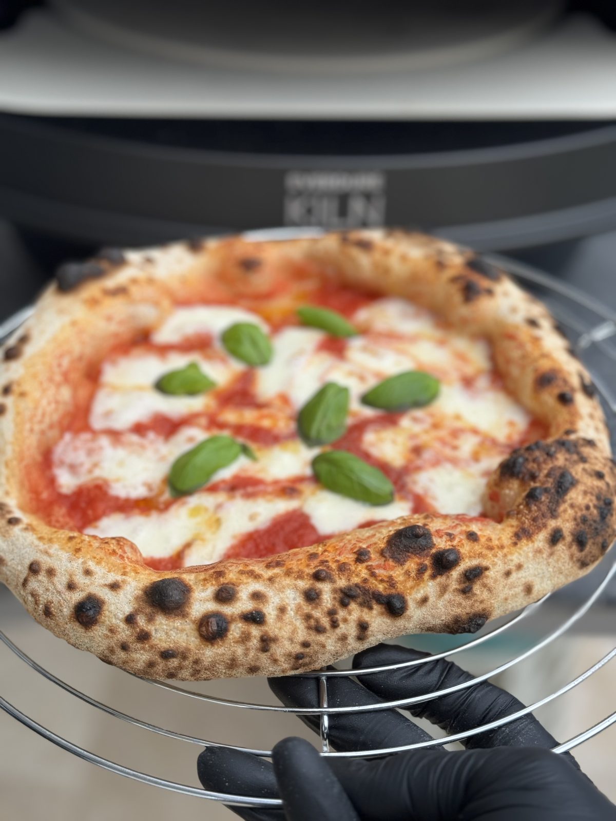 Nahaufnahme der Leopardierung am Cornicione einer neapolitanischen Pizza