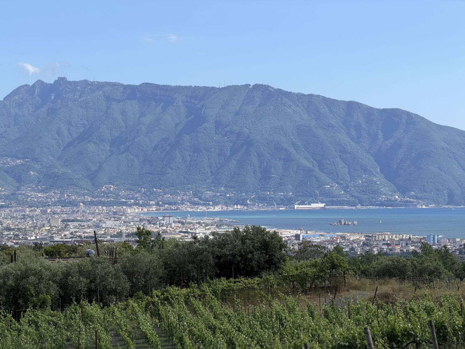 Blick von den Weinbergen über Torre Annunziata auf den Golf von Neapel