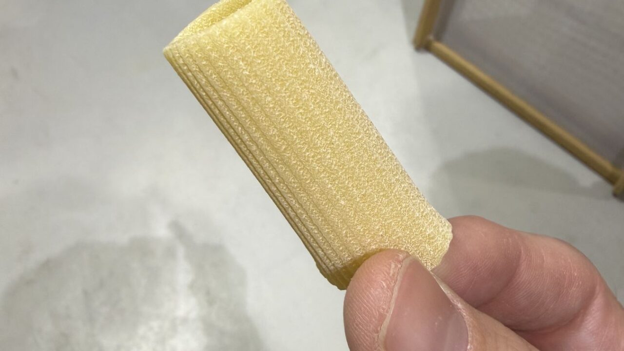 Nahaufnahme eines Pacchero mit rauer Bronze-Textur