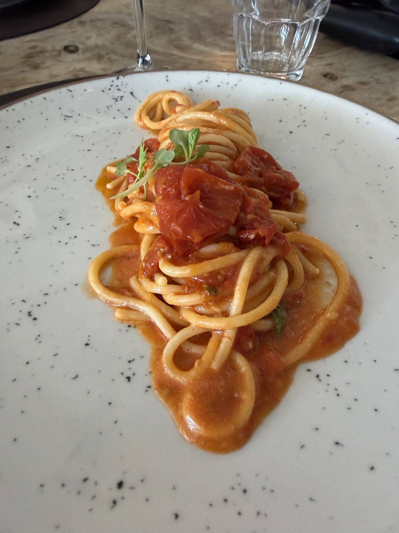 Marulo-Pasta serviert mit Tomatensauce auf einem Teller