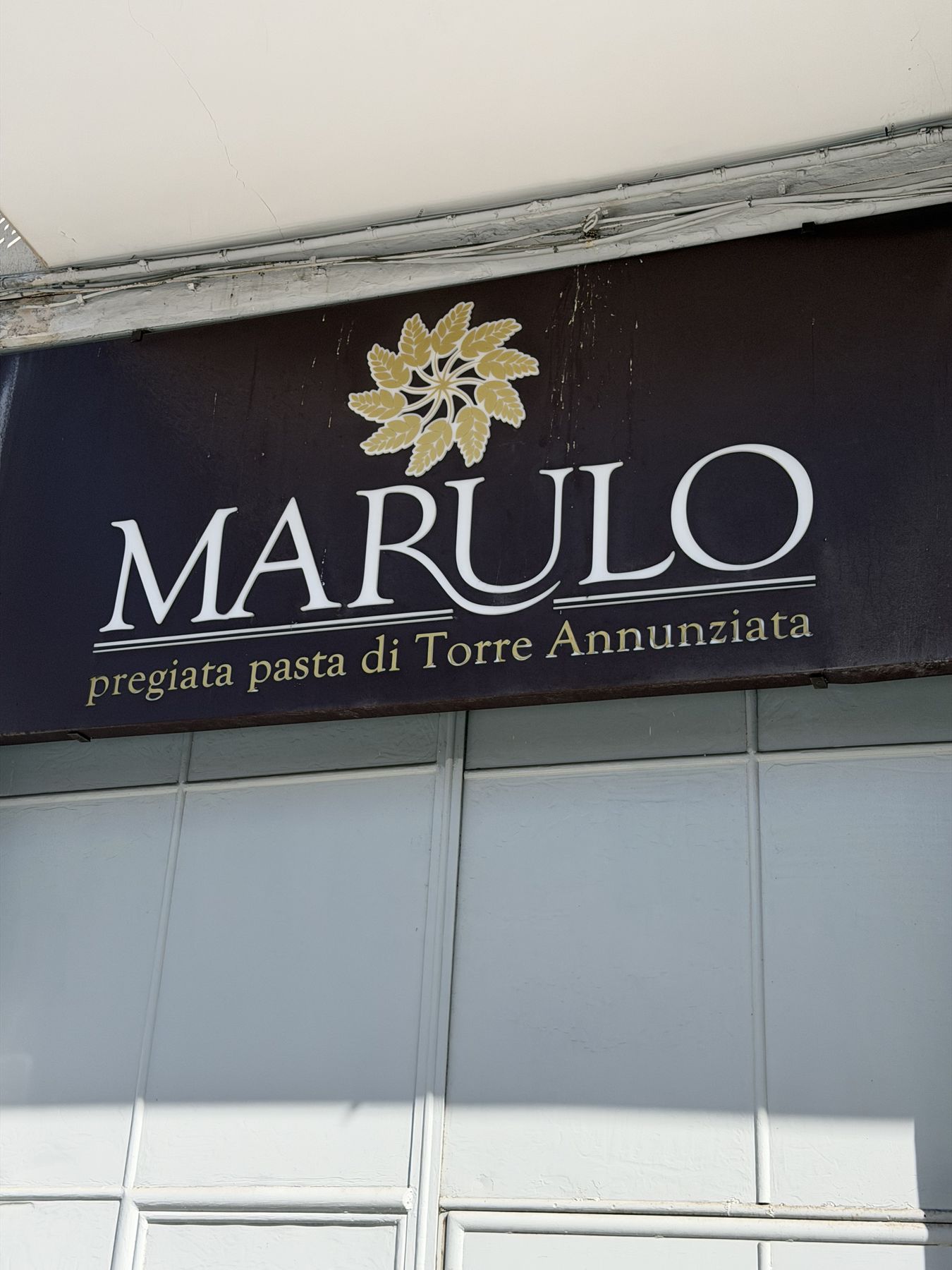 Schild des Pastificio Marulo an der Fassade in Torre Annunziata