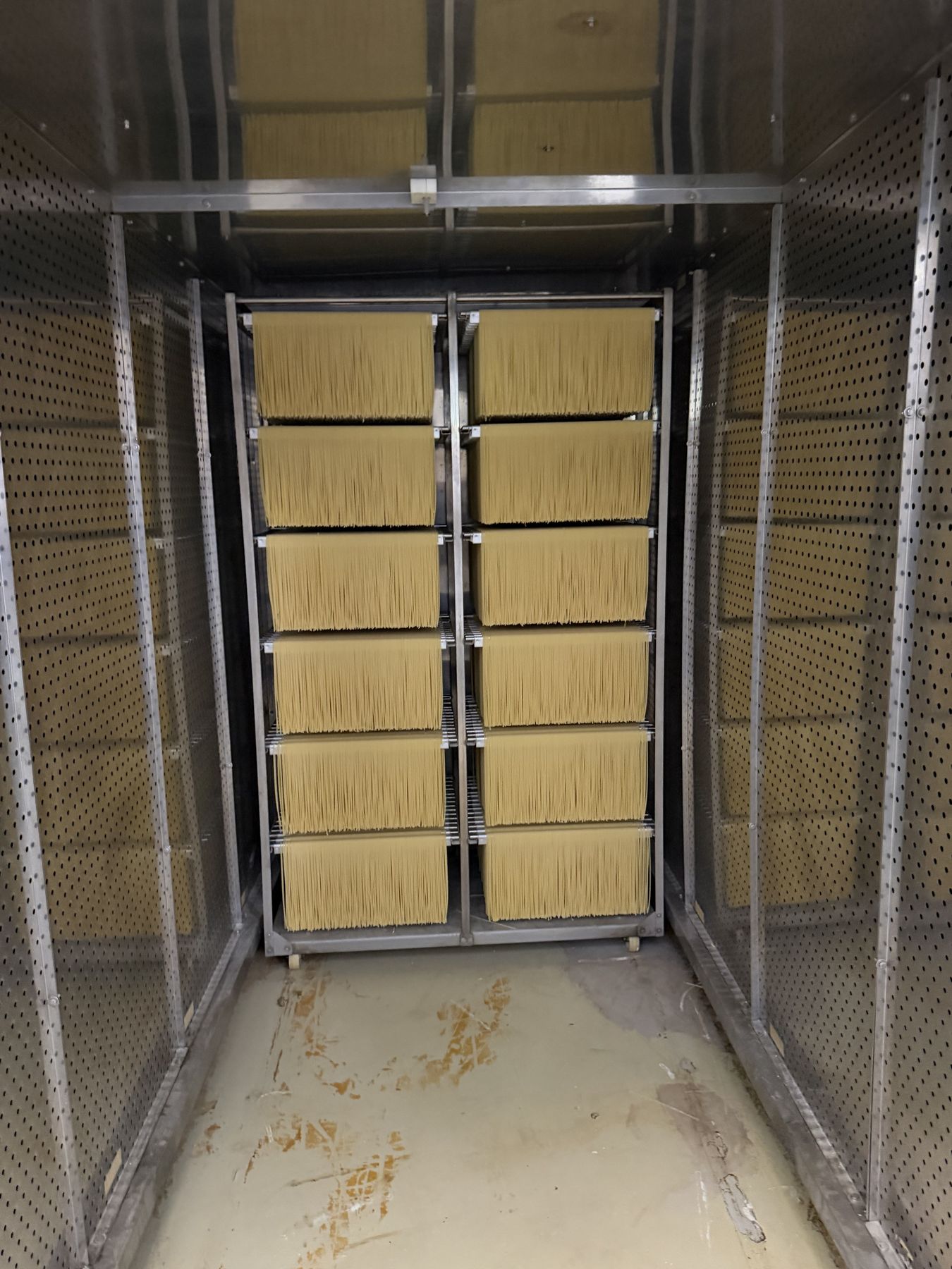 Innenansicht einer statischen Trockenzelle mit Pasta bei Pastificio Marulo