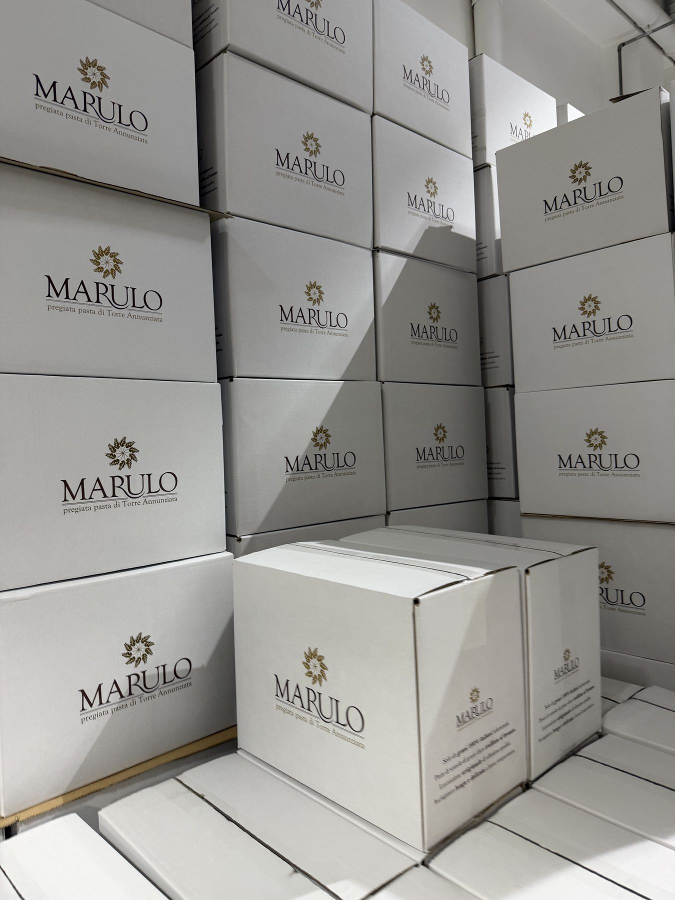 Verpackte Marulo-Pasta gestapelt im Lager des Pastificio in Torre Annunziata